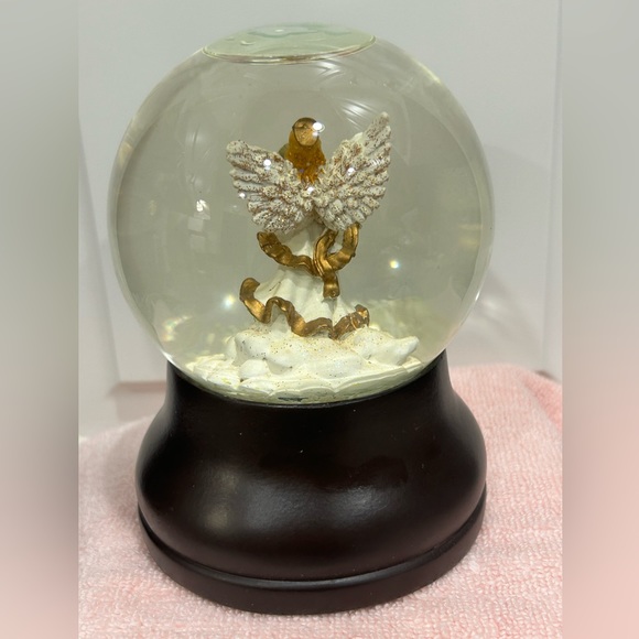 Angel Musical 🎶 Snowglobe 2017 - Picture 3 of 5